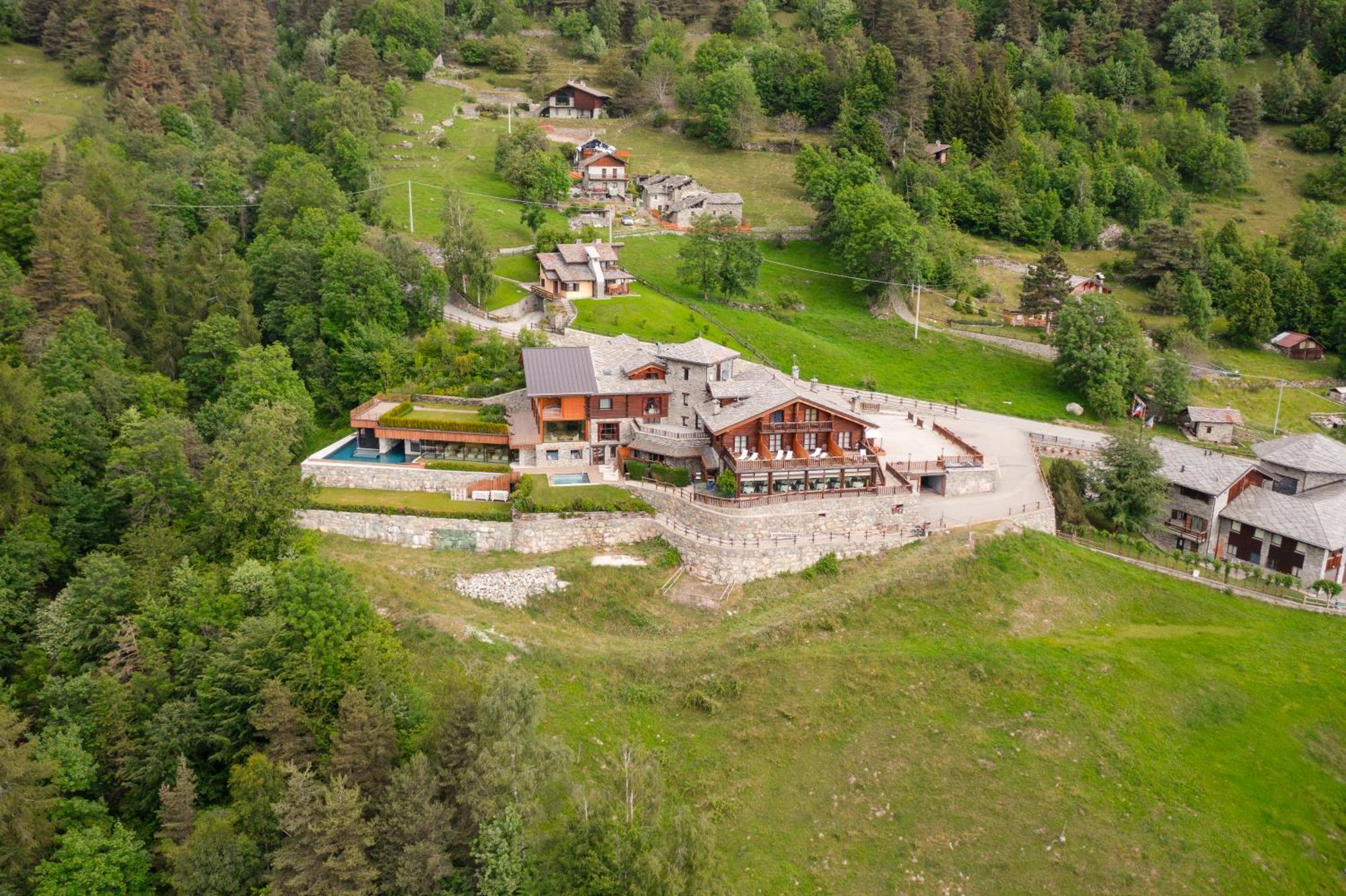 Silou Retreat Hotel Champdepraz Exterior photo