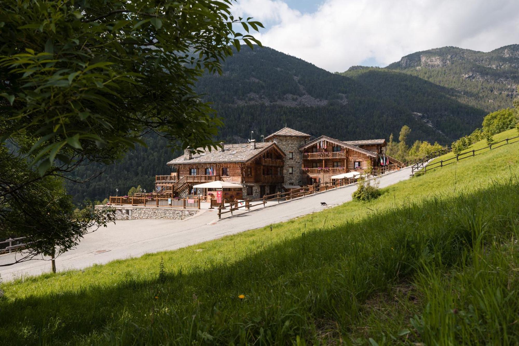 Silou Retreat Hotel Champdepraz Exterior photo